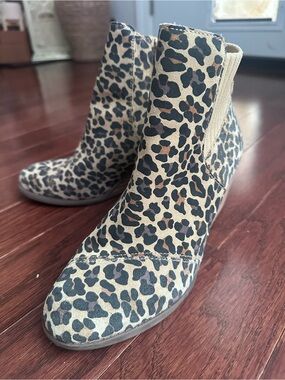 EUC - Toms Leopard Print Chelsea Ankle Boots - Tan and Black